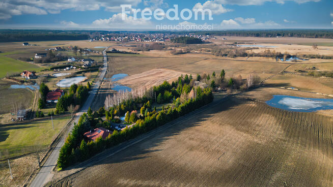 Dom z basenem i stawem