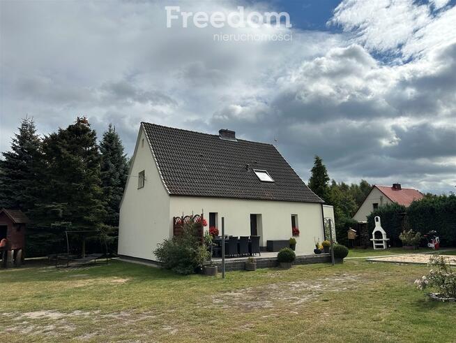 Dom z budynkiem gospodarczym w Białej