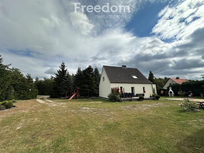 Dom z budynkiem gospodarczym w Białej