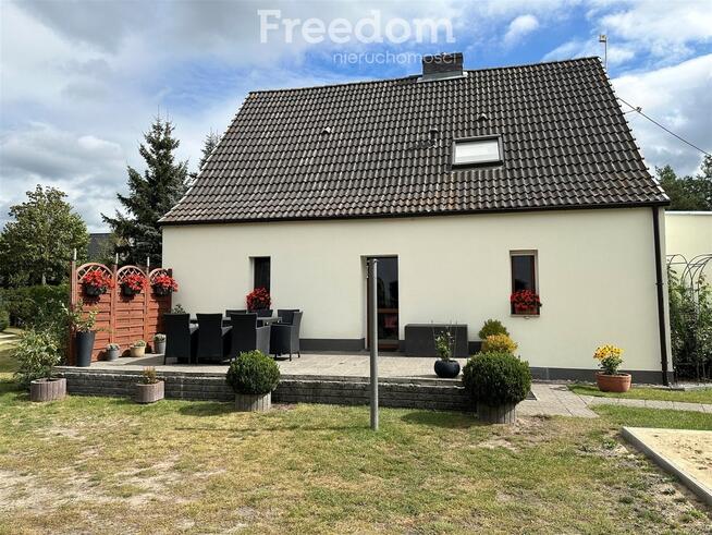 Dom z budynkiem gospodarczym w Białej