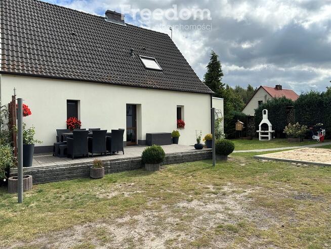 Dom z budynkiem gospodarczym w Białej