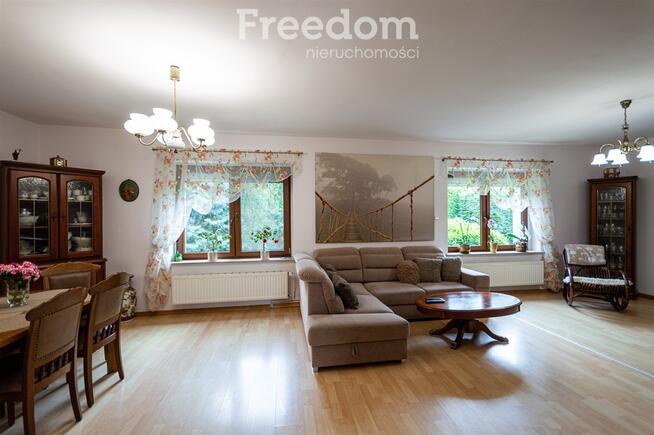 Dom z budynkiem gospodarczym w Białej