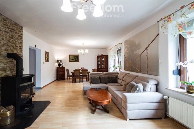 Dom z budynkiem gospodarczym w Białej