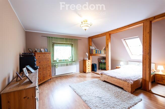 Dom z budynkiem gospodarczym w Białej