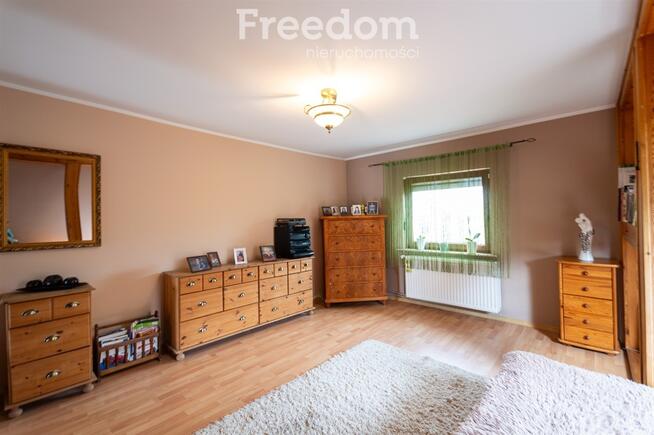 Dom z budynkiem gospodarczym w Białej