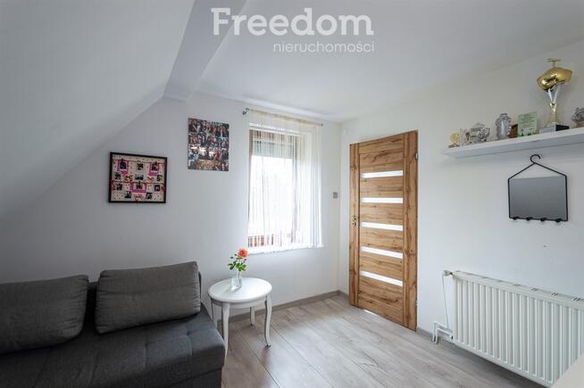 Dom z budynkiem gospodarczym w Białej