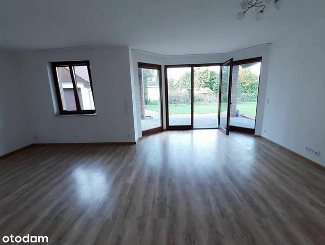 Wolnostojący dom z garażem i ogrodem