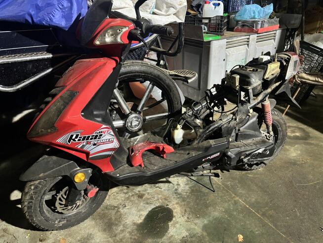 Skuter 50 2t w całości