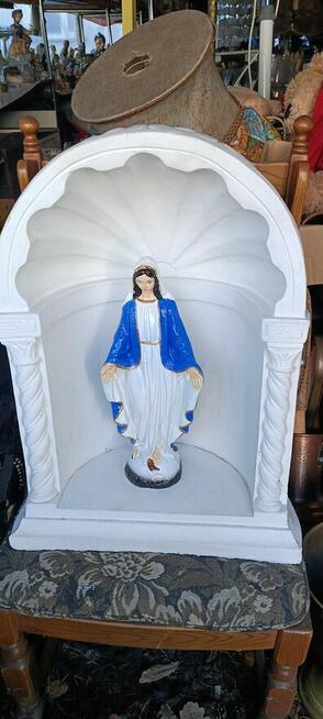 Kapliczka ogrodowa wraz z postacią Matki Boskiej wykonana z