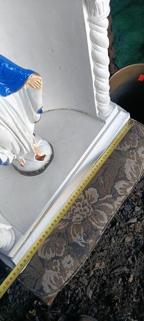 Kapliczka ogrodowa wraz z postacią Matki Boskiej wykonana z