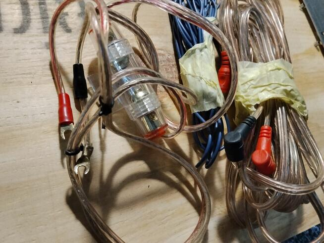 Dwie Tuby z wzmacniaczem oraz okablowaniem.