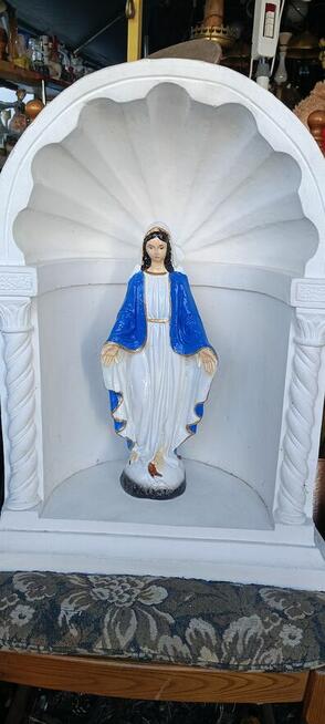 Kapliczka ogrodowa wraz z postacią Matki Boskiej wykonana z