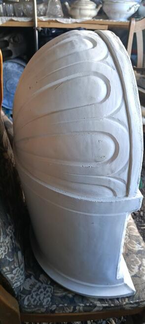 Kapliczka ogrodowa wraz z postacią Matki Boskiej wykonana z