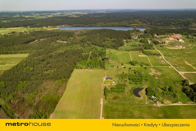 Dziełka budowlana w pobliżu lasu i jeziora.