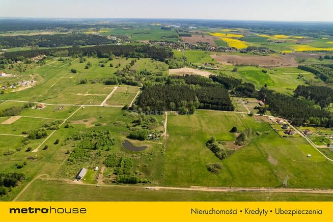 Dziełka budowlana w pobliżu lasu i jeziora.