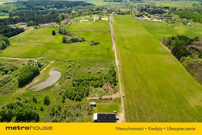 Dziełka budowlana w pobliżu lasu i jeziora.