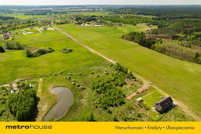 Dziełka budowlana w pobliżu lasu i jeziora.