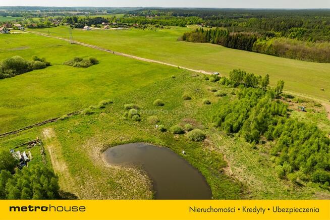 Dziełka budowlana w pobliżu lasu i jeziora.