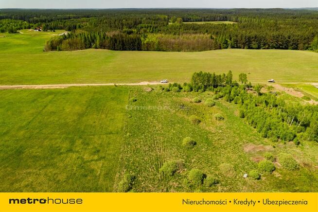 Dziełka budowlana w pobliżu lasu i jeziora.