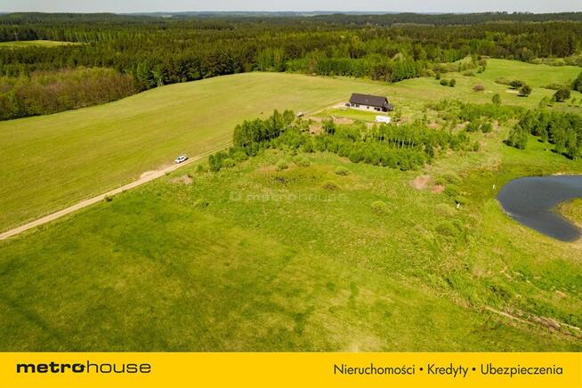 Dziełka budowlana w pobliżu lasu i jeziora.