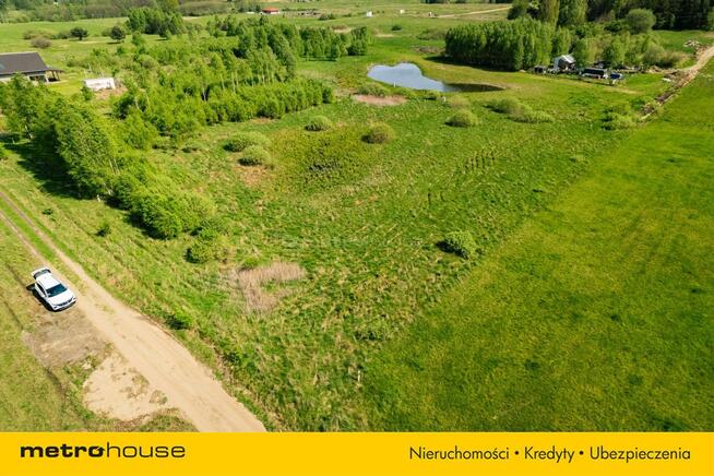 Dziełka budowlana w pobliżu lasu i jeziora.