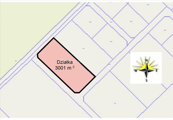 Dziełka budowlana w pobliżu lasu i jeziora.