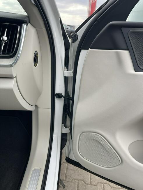 Volvo XC 60 Ultimate Bright Diesel mHEV B5 AWD Skóra Panorama Pamięć 250KM