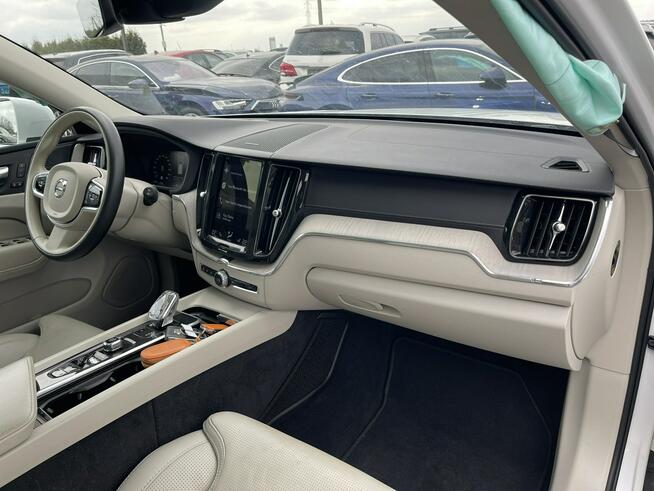 Volvo XC 60 Ultimate Bright Diesel mHEV B5 AWD Skóra Panorama Pamięć 250KM