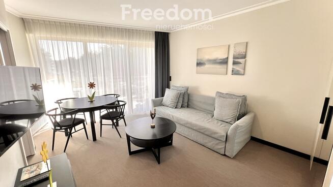 Apartament w Apart Park Albus miejsce parkingowe.