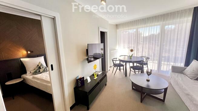Apartament w Apart Park Albus miejsce parkingowe.