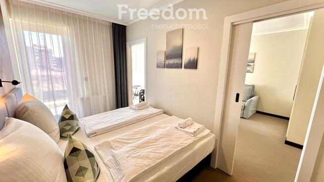 Apartament w Apart Park Albus miejsce parkingowe.