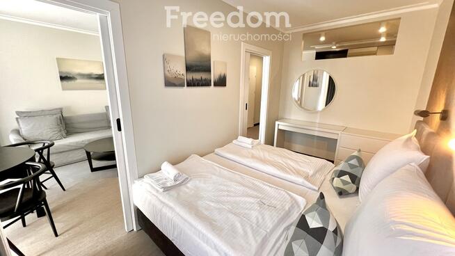Apartament w Apart Park Albus miejsce parkingowe.