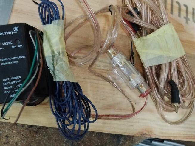 Dwie Tuby z wzmacniaczem oraz okablowaniem.