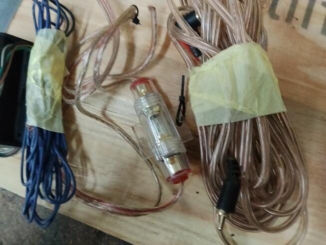 Dwie Tuby z wzmacniaczem oraz okablowaniem.