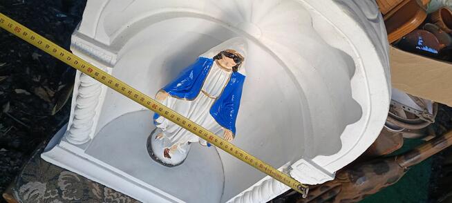 Kapliczka ogrodowa wraz z postacią Matki Boskiej wykonana z