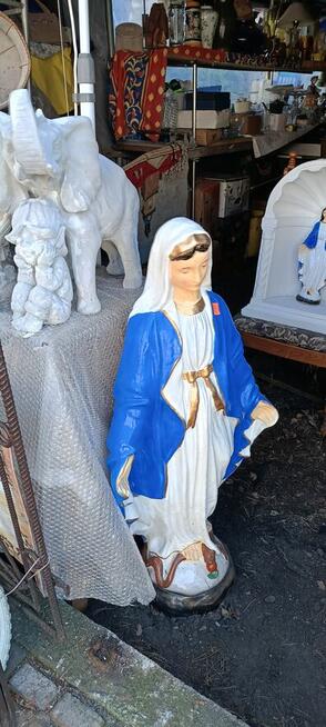 Kapliczka ogrodowa wraz z postacią Matki Boskiej wykonana z