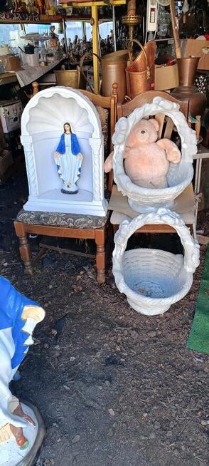 Kapliczka ogrodowa wraz z postacią Matki Boskiej wykonana z