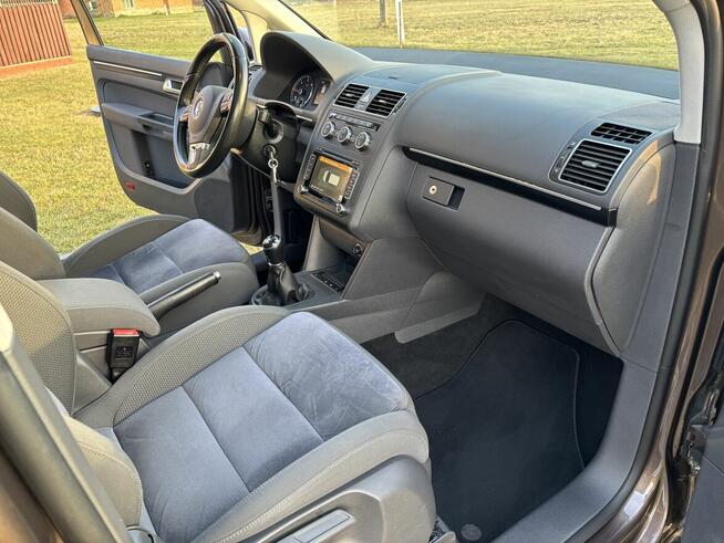 Zadbany VW Touran w zestawie koła na zimę