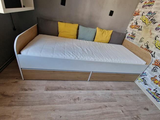 Łóżko z materacem.