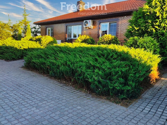 Dom z basenem i stawem