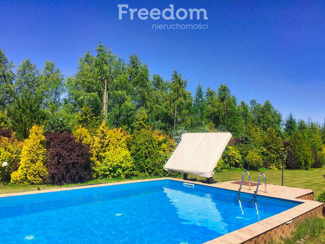 Dom z basenem i stawem