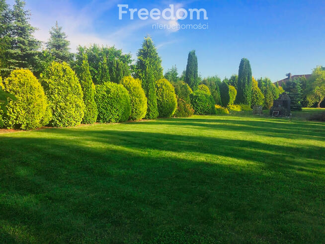 Dom z basenem i stawem