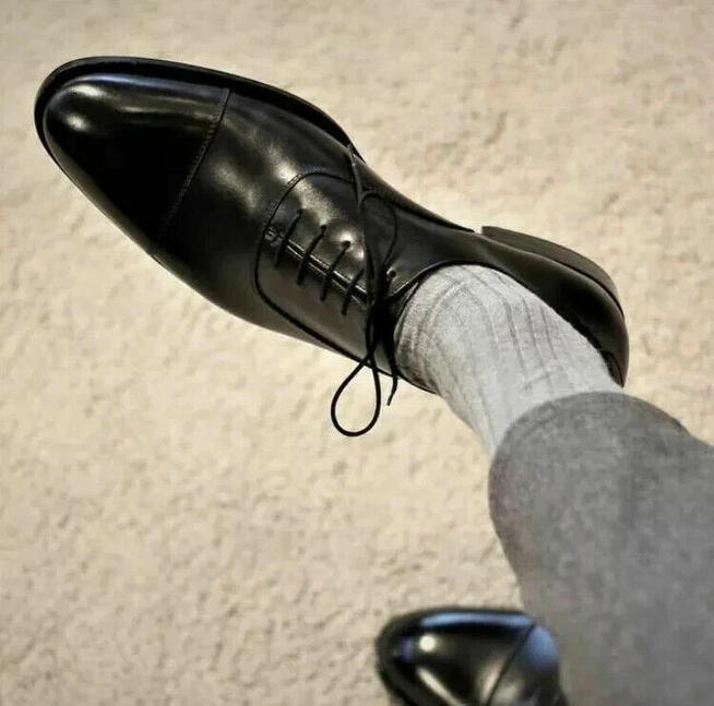 Fajnego pana w butach garniturowych