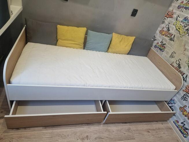 Łóżko z materacem.