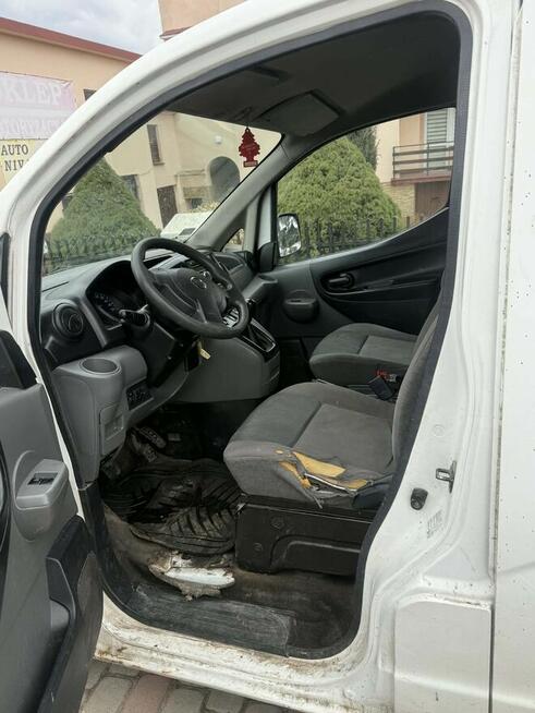 samochód Nissan NV 200