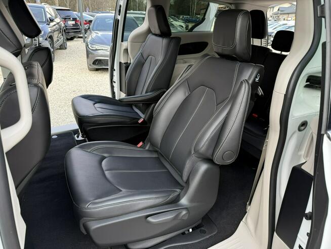 Chrysler Pacifica 3.6 V6 298 KM / HYBRYDA PLUG-IN / Przebieg 900 KM!