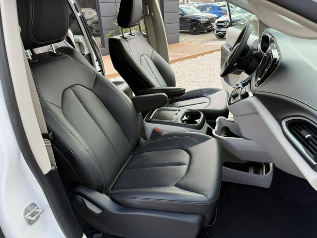 Chrysler Pacifica 3.6 V6 298 KM / HYBRYDA PLUG-IN / Przebieg 900 KM!