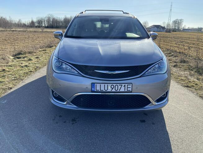 Chrysler Pacifica Hybryda Plug-In/Bogata wersja/Biały środek/Ekrany w zagłówkach/ACC