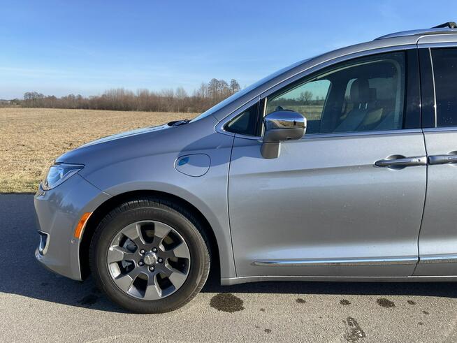Chrysler Pacifica Hybryda Plug-In/Bogata wersja/Biały środek/Ekrany w zagłówkach/ACC