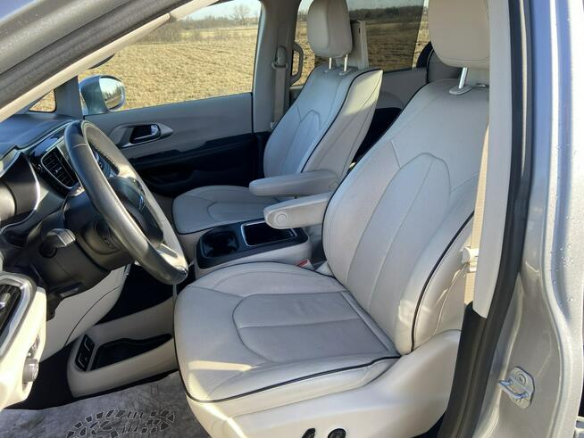 Chrysler Pacifica Hybryda Plug-In/Bogata wersja/Biały środek/Ekrany w zagłówkach/ACC